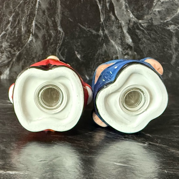 Royal Guard and Policeman Salt and Pepper Shakers - Picture 11 of 16